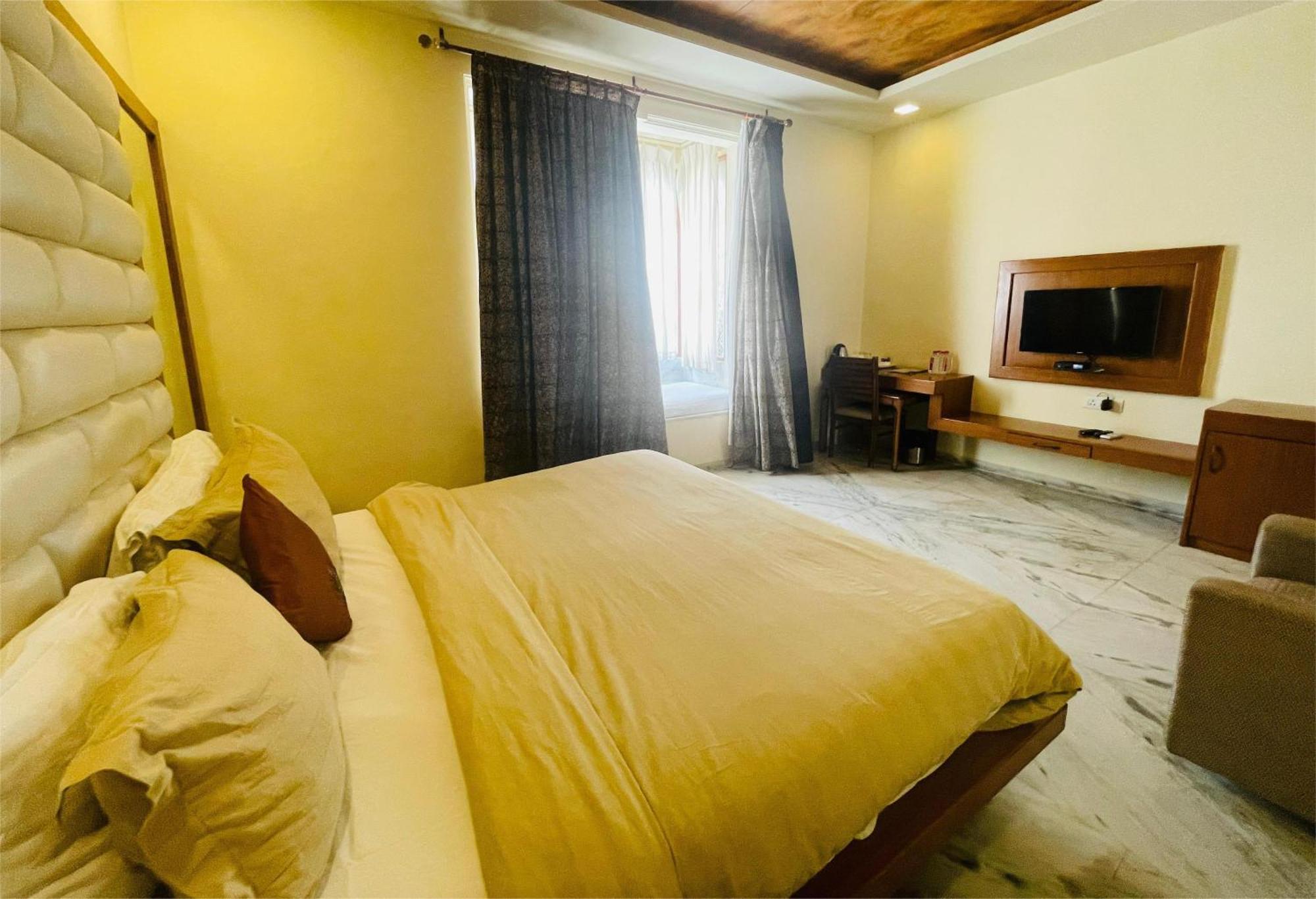 सहारा Juesta Brij Bhoomi Resort, 5*